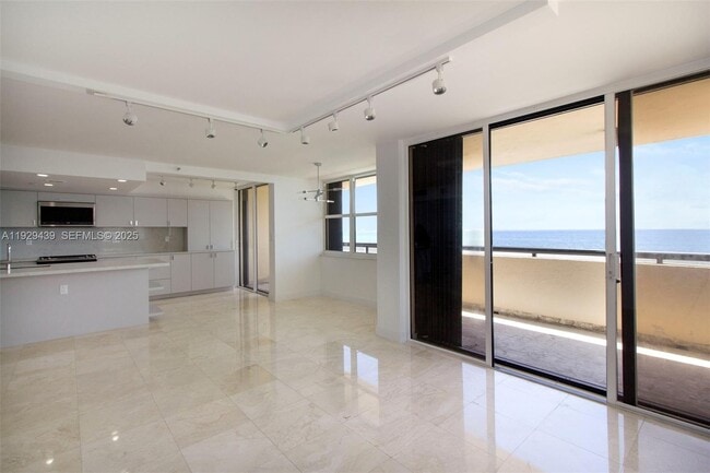 Building Photo - 2555 Collins Ave