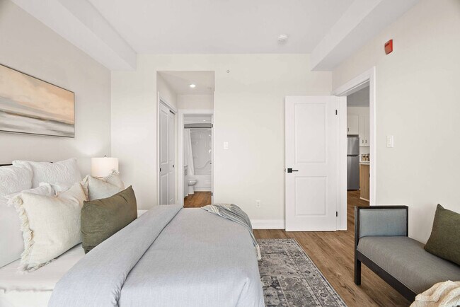 Building Photo - Executive Townhomes 2 Bed + Den