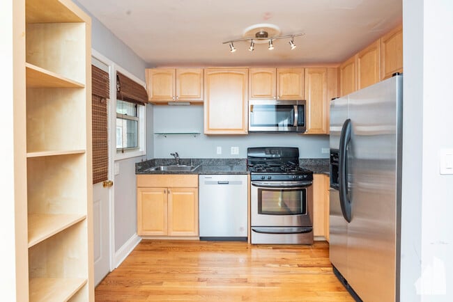 Building Photo - 7527 N Damen Ave
