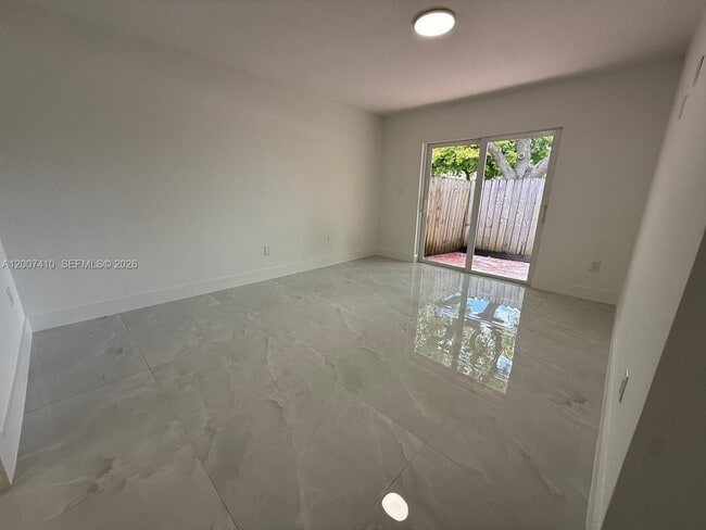 Building Photo - 10058 SW 156th Ct