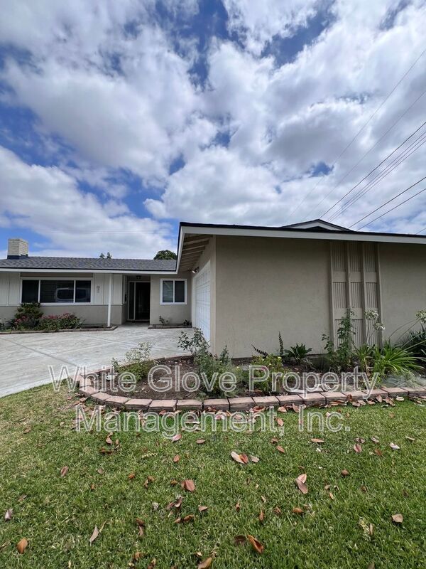 Photo - 1006 E Brookdale Pl House