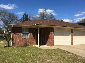 Building Photo - 403 Valley Dr