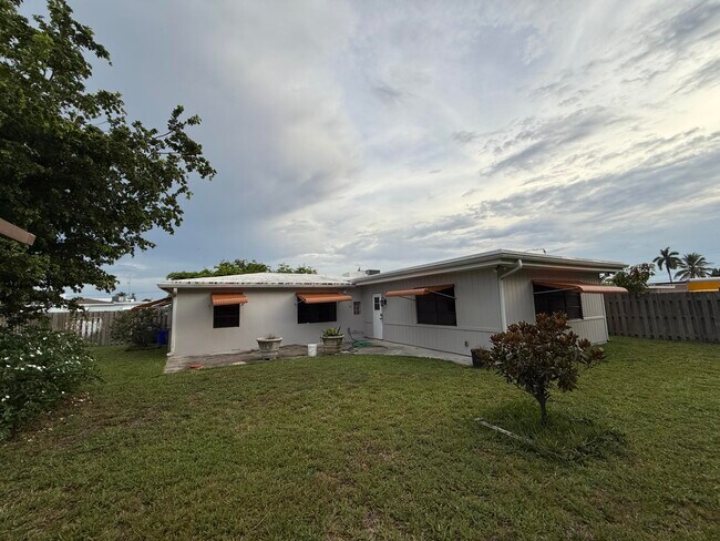Foto del edificio - 817 Elm Rd