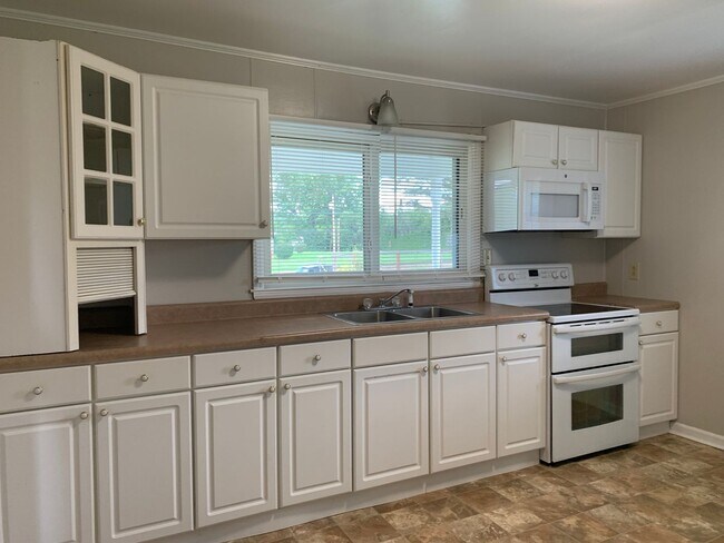 Building Photo - 2 Bedroom, 1 Bath House