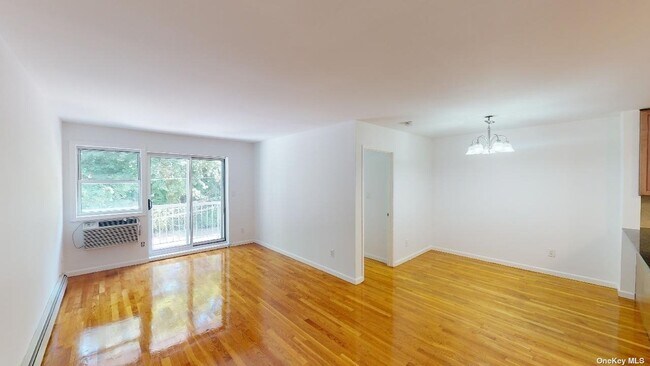 Foto del edificio - 76-26 Grand Central Pkwy