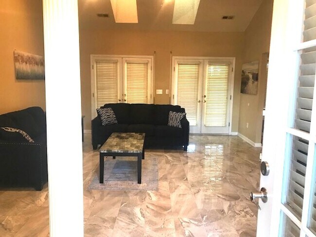 Foto del edificio - 4 Bedroom, 2.5 Bath, Pet Friendly Home with Fenced Yard & Sunroom! Available Soon!