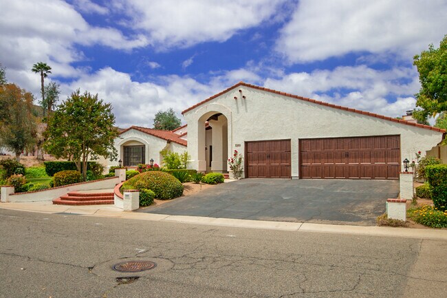 Foto del edificio - Large Four Bedroom with Pool in Lomas Sere...