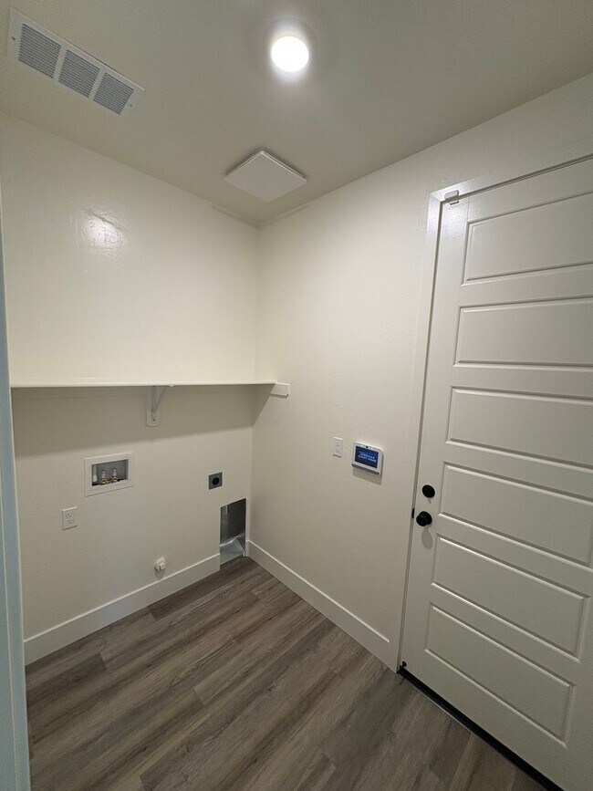 Foto del edificio - NW Visalia Home Rent Ready! Walking distance to Oak Grove