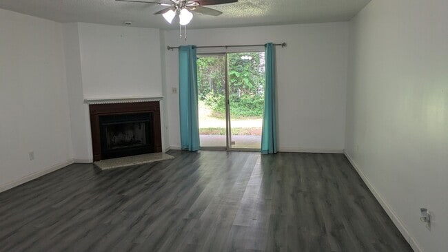 Foto del edificio - 417 Ridge Creek Dr