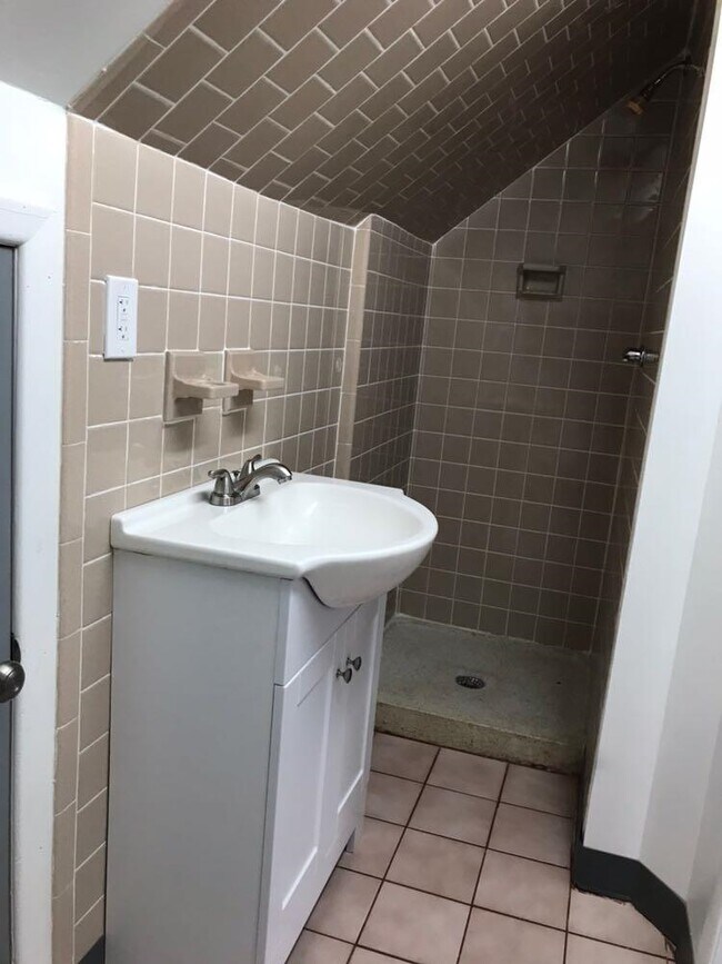 166 Carmita Ave Unit 2, Rutherford, NJ 07070 Room for Rent in