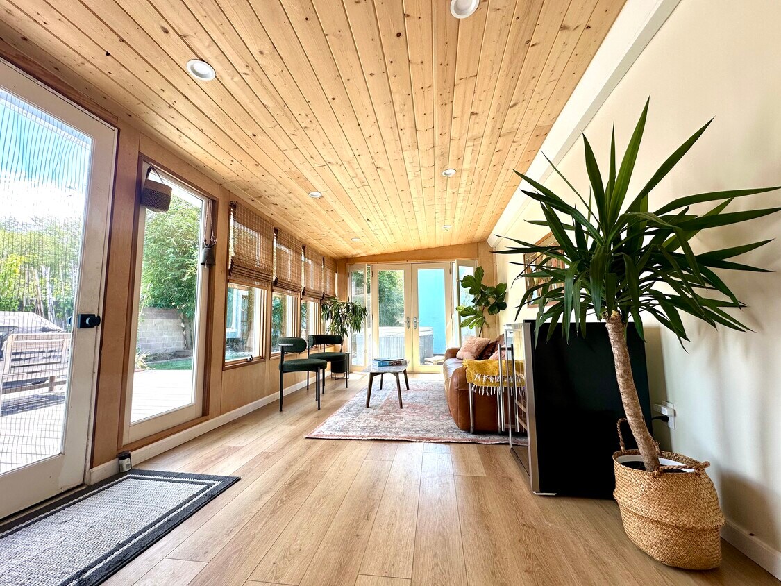 sunroom - 1924 Robinson St