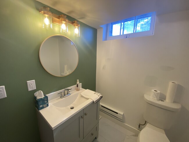 Baño 2 - 1234 Watson Ave