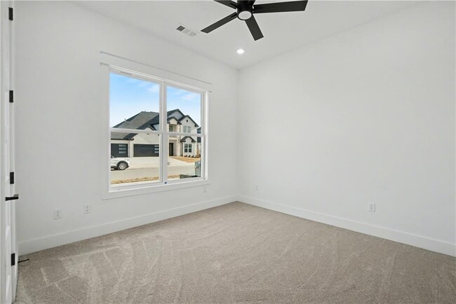 Foto del edificio - 310 Hedge Dr