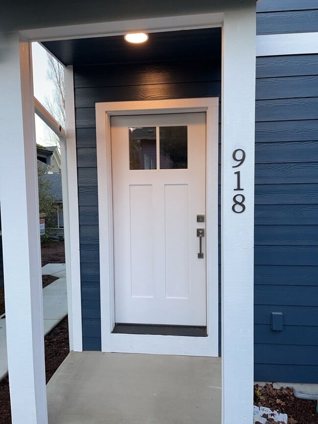 Foto del edificio - 918-922 Billy Frank Jr. St