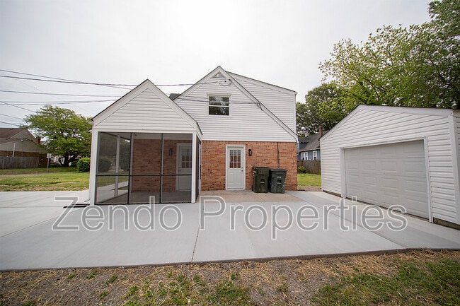 Building Photo - 1733 Parkview Ave