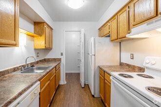 2BD, 1BA - 865SF - Kitchen - Brookdale Apartments