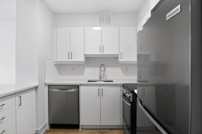 Building Photo - 77 Davisville