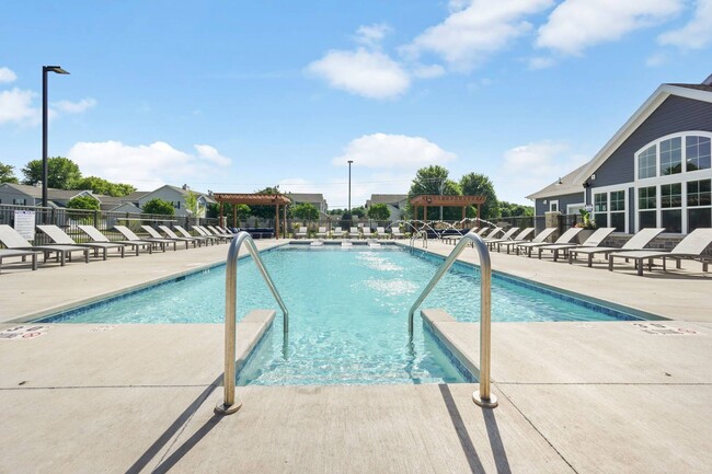 La piscina climatizada estilo resort al aire libre de 85 m² - The 85 at Maple Grove