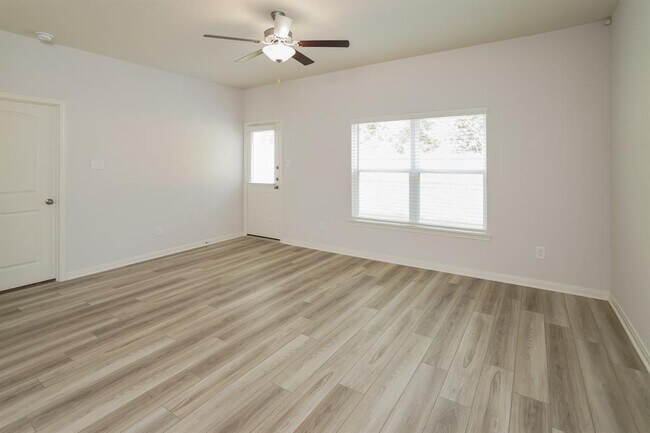 Building Photo - 10430 Sweetwater Creek Dr