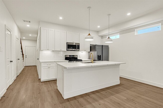 Photo - 1405 E 33rd St Apartment