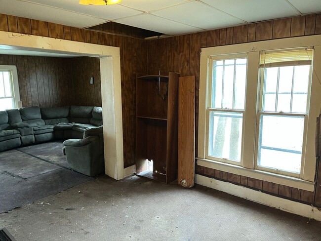 Building Photo - Handy Man Special! - $230 Month / $300 Down