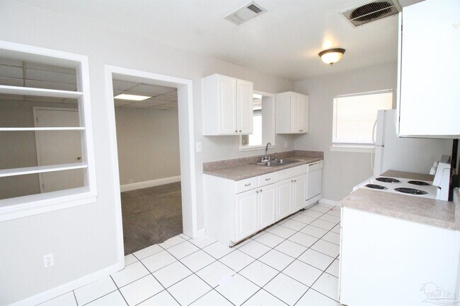 Building Photo - 4511 Versailles Dr