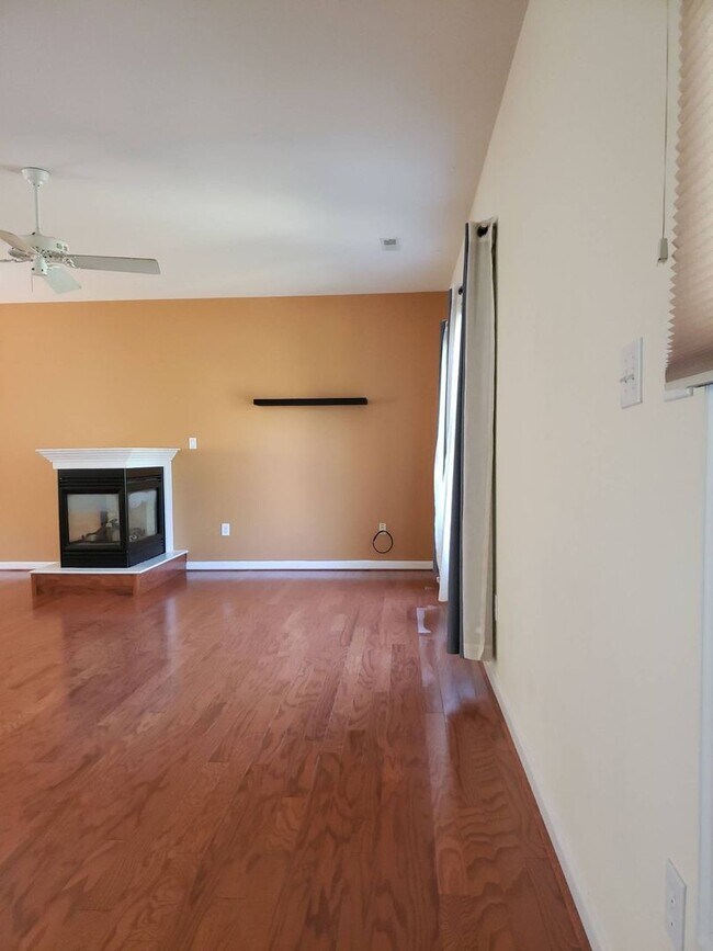 Foto del edificio - COMING SOON! END UNIT Lakelands TH Style Cottage with 2-car Garage