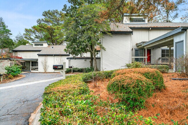 Foto del edificio - 670 Highland Ct