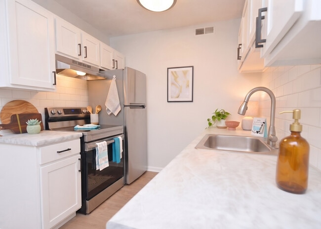 Renovated 2 Bedroom at Jamestown Manor apartments - Jamestown Manor Apartments