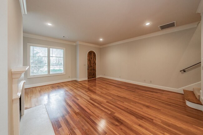 Building Photo - Beautiful 3 Bedroom Home in Queensboro Hei...