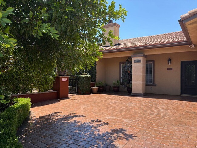Foto del edificio - Spectacular-Remodeled 4-Bedroom Home with Pool, Spa, + 600 sqft Bonus Space in lovely Sylmar neig...