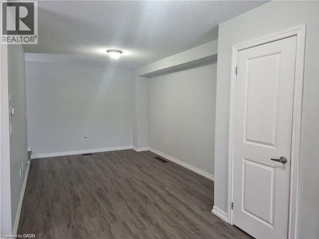 Photo du bâtiment - 701 Homer Watson Blvd