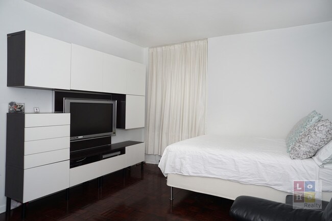 Foto del edificio - 573 Grand St