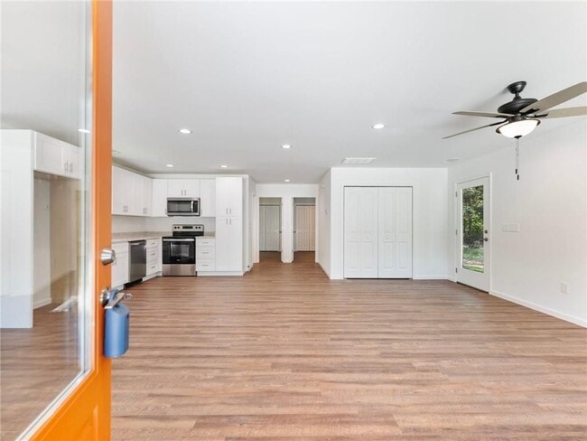 Foto del edificio - 8083 Beachwood Dr