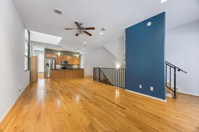 Foto del edificio - 627 W 8th St