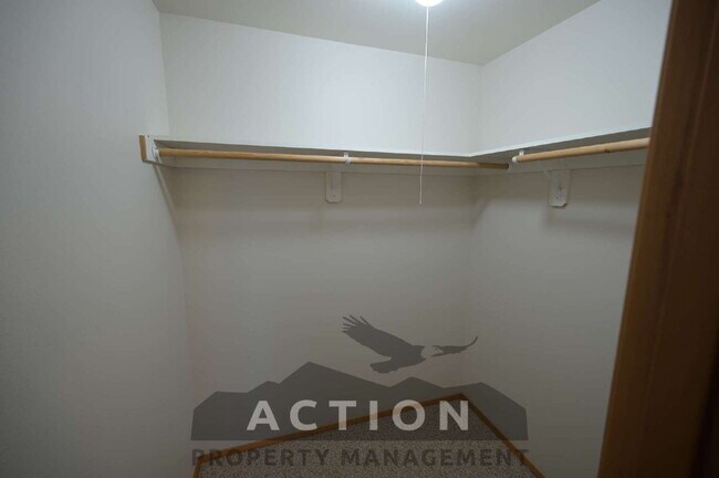 Foto del edificio - 2 bed 1 bath, top floor apartment in Port Angeles, close to Peninsula College and the Olympic Nat...