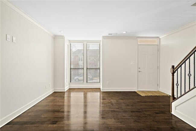 Building Photo - 514 W 10th St