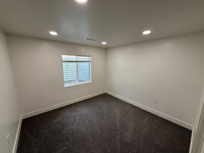 Foto del edificio - 8285 Lakeshore Dr