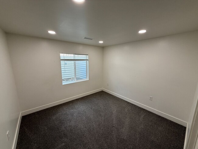 Building Photo - 8285 Lakeshore Dr