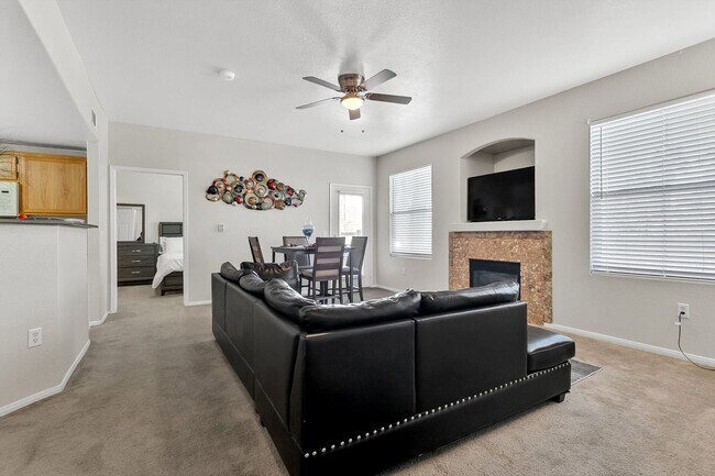 Foto del edificio - Fully Furnished/Great location 3 bedrooms 2  bath, community pool/gated in south summerlin area