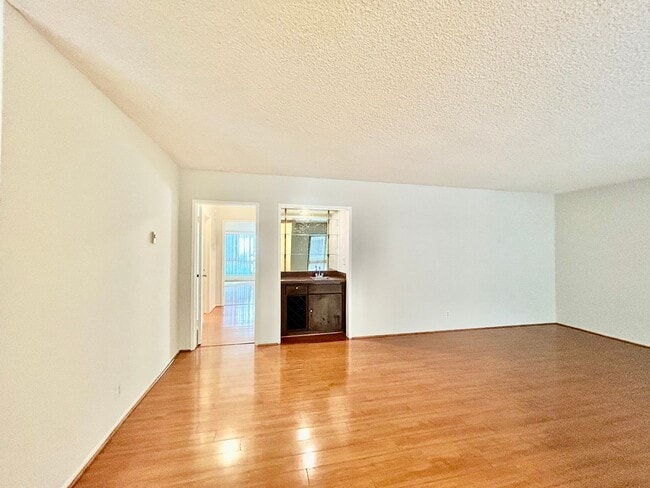 Building Photo - Fox Hills 2 Bd Condo *$500.00 Off First Month's Rent!*