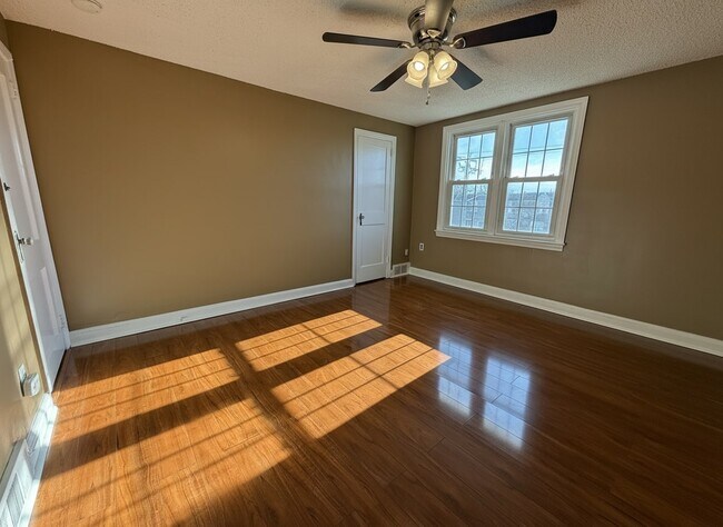 Foto del edificio - 119 W Madison Ave