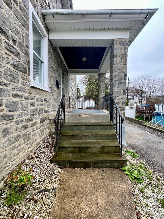 Building Photo - Gorgeous 3-Bedroom Apartment in Drexel Hil...