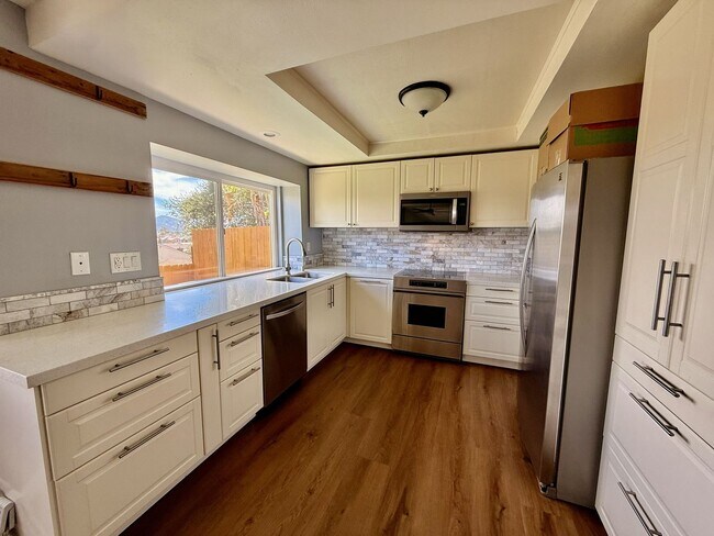 Foto del edificio - Large 3 bedroom home in quiet neighborhood cul-de-sac with amazing views