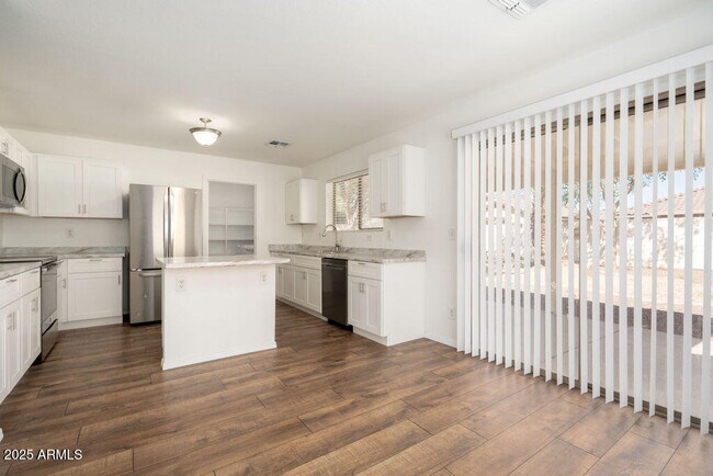 Foto del edificio - 7940 W Mission Ln