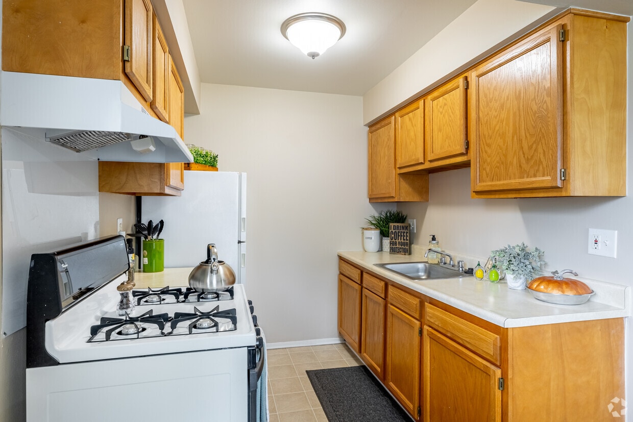 Primary Photo - The Hamptons of Brownstown Apartments