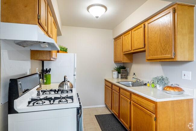 3 habitaciones, 1 baño - 1050 pies cuadrados - Cocina - The Hamptons of Brownstown Apartments