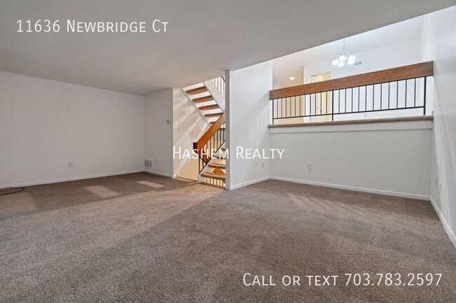 Building Photo - Remodeled townhouse! Spacious, located in ...