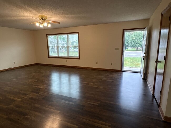 Building Photo - Adorable 3 Bedroom 2 Bath Home with a Carport