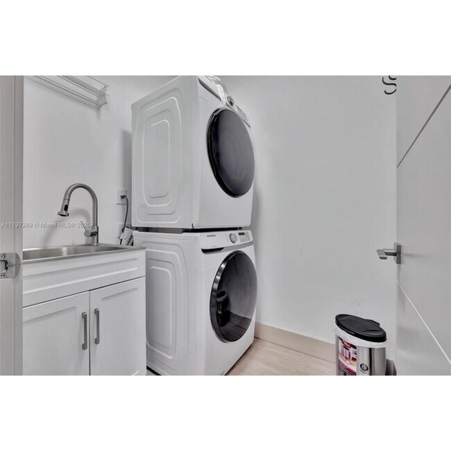 Building Photo - 2924 Bird Ave